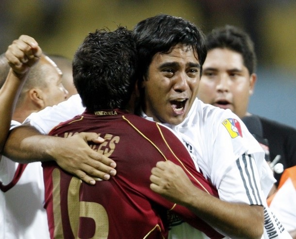 César Farías celebra junto a Francisco Flores la clasificación al Mundial sub 20