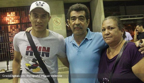 Juan Arango con sus padres